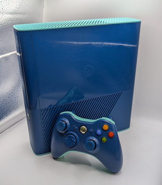 Xbox 360 E 500 GB Konsole Limited Edition Blue / Blue + Wireless Controller