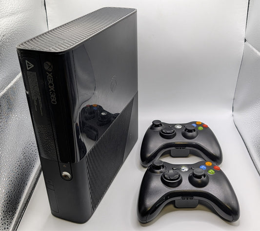 Xbox 360 E 4 GB Konsole + 2x Wireless Controller + Kabel