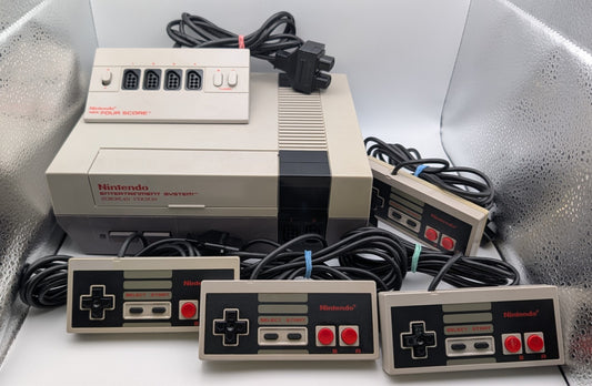 Nintendo Entertainment System NES Konsole - 4x Controller - Four Score - Kabel